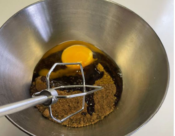 がんづきの作り方3　別のボウルに卵と黒糖を入れ、よく混ぜる。