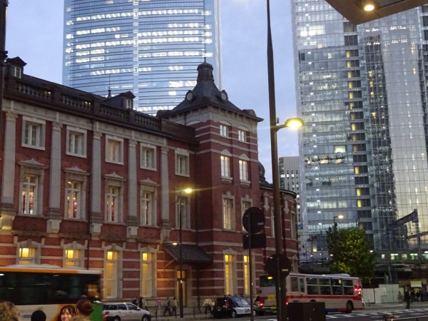 国の重要文化財・東京駅の夜景を見る