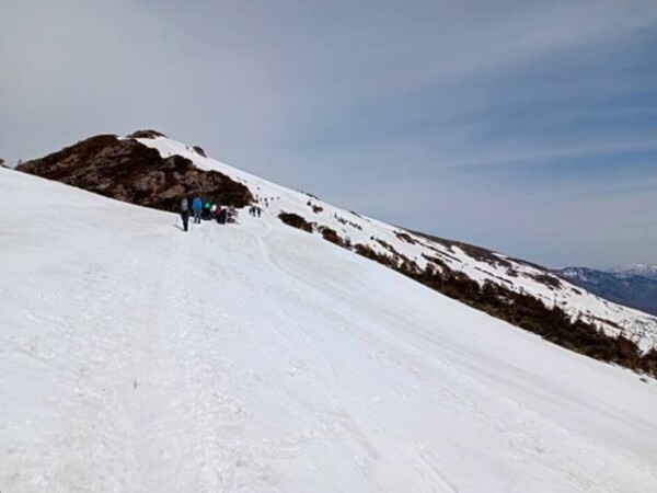 雪の至仏山登山は期間限定のお楽しみ