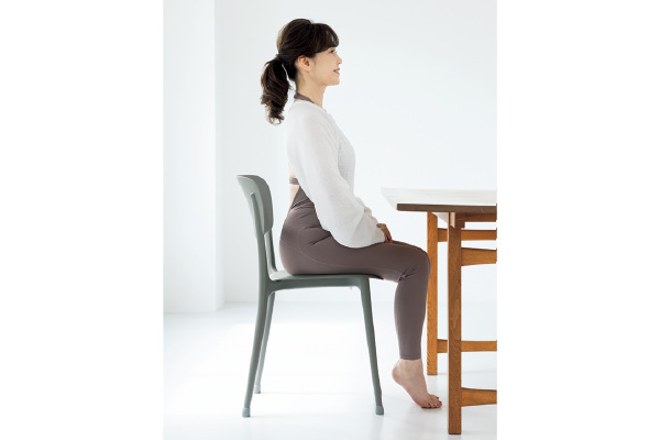昼4：座るときも“骨盤を立てる”意識で、骨盤底筋を鍛える