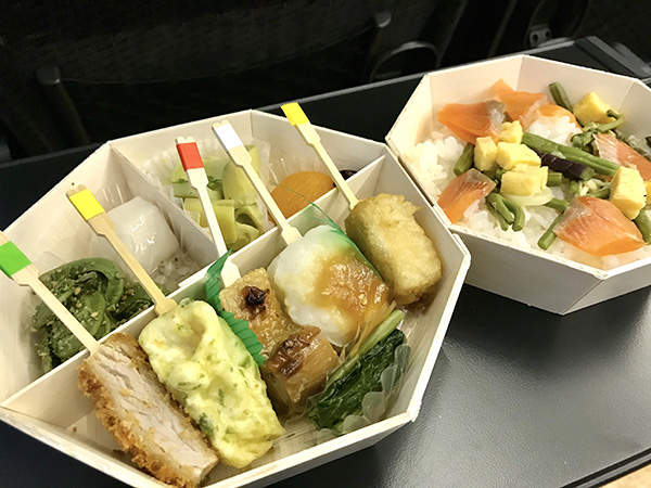 写真・長野駅弁の信州美彩膳。お品書きも付いている