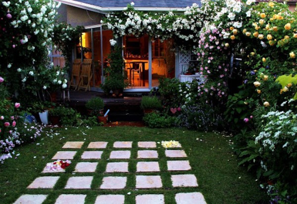 庭は、夕暮れと共に静けさが訪れます