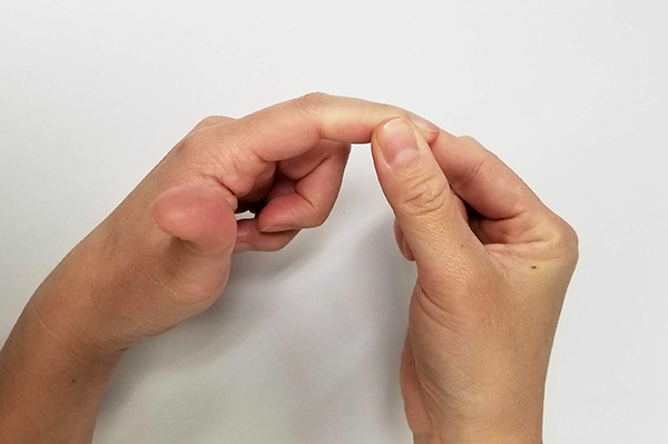 指の関節のマッサージ方法：指の先端も同様に、クルクルとマッサージする