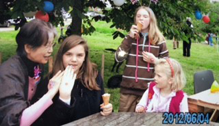 村人たちが集まって祝賀会。日英の国旗を手の甲に描きました。