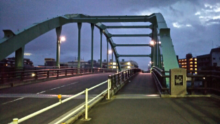朝の新河岸川の橋