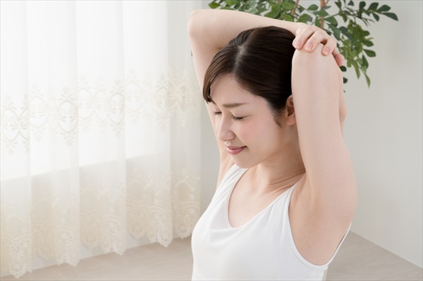 背中が痛い原因はストレス ストレッチで改善できる ハルメク美と健康