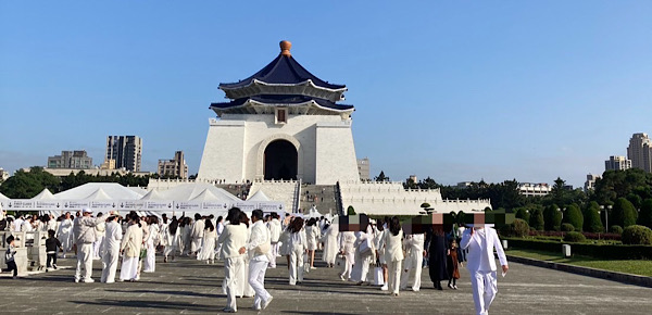 粋な台湾のイベントで中正紀念堂は真っ白