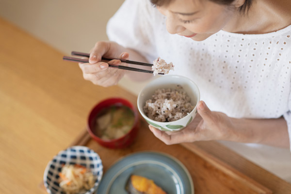 4-10_食べ方ルール7：何でもよく噛んで食べる！