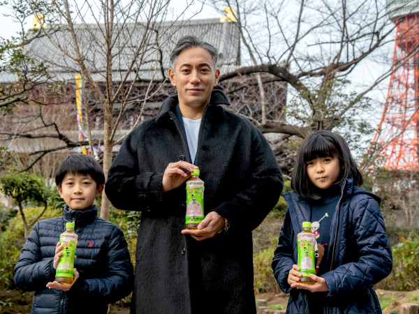 2022年「お～いお茶」桜満開パッケージを持つ、市川海老蔵さん親子