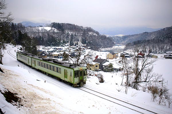 雪の飯山線を走る普通列車。撮影＝坪内政美