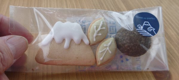 生産農家のお孫さんが作ってくれたという、富士山クッキー