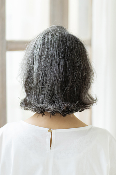 50代・松橋さんのグレイヘア写真（バック）