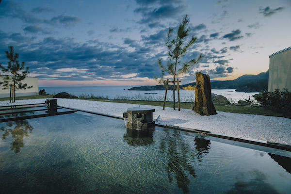 日本海を望む開放的な露天風呂：界 出雲
