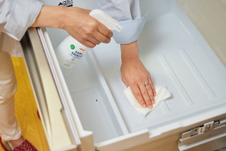 1-7_キッチン＆冷蔵庫の臭い対策2：冷蔵庫は除菌スプレーとペーパーで拭く