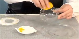 モクテルの作り方：耐熱グラスのふちに、ゆずの果汁をつける