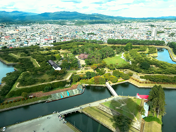 展望台からの五稜郭。中心に見えるのが再建された函館奉行所