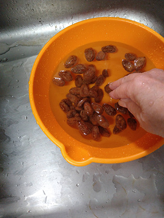 カカオ豆を洗う