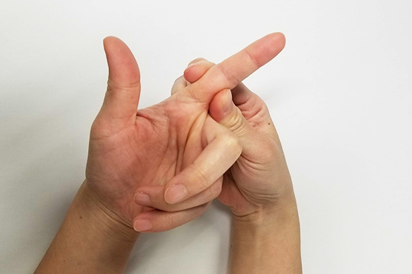 指の関節のマッサージ方法：関節が痛い指の根元を反対の手の親指・人差し指で挟んで左右に3～5回動かす