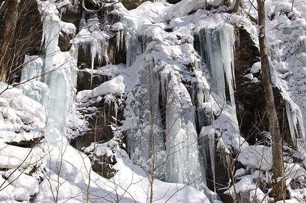 滝がそのまま凍った氷柱