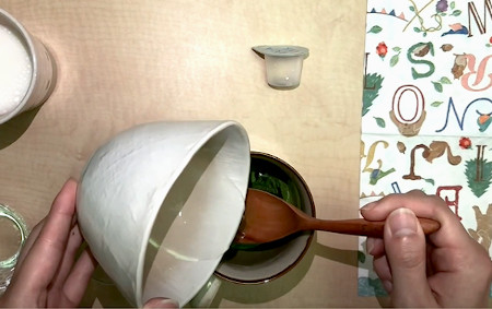 【ホット】抹茶ラテの作り方2：熱湯を加えてよく混ぜる