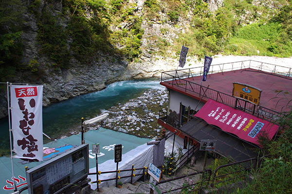 欅平温泉猿飛山荘の外観