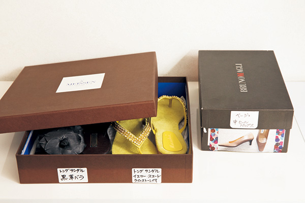 クローゼット収納のアイデア（1） 靴の形、色はラベルや写真で管理。皿の空き箱も活用。