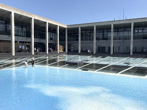 レアンドロ・エルリッヒ「Palimpsest:空の池」