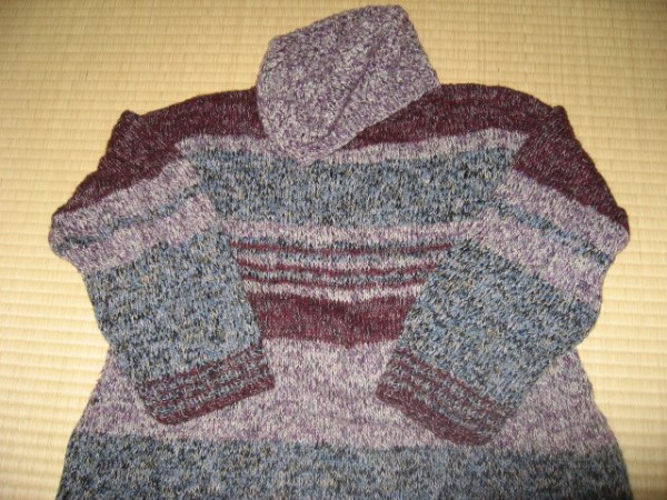 裾広がりのセーターと帽子