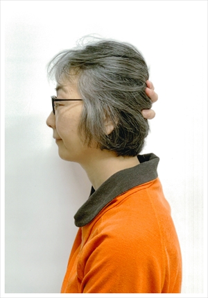 石井仁美さん58歳　グレイヘア挑戦前の写真　横から