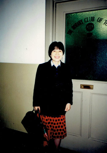 旧丸ビルの事務所の前で。